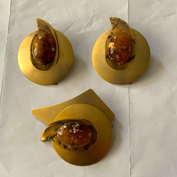 Gold tone pierced earring and brooch set - Picture 1 of 2